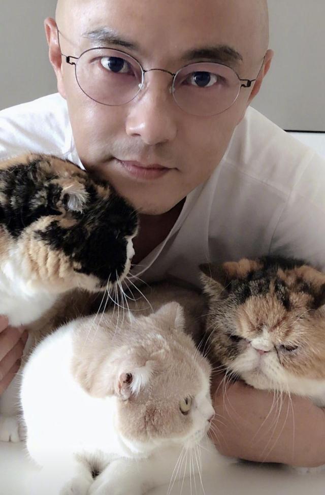 张卫健|55岁张卫健罕见表白妻子！晒夫妻合影秀恩爱，两人相守多年至今无子