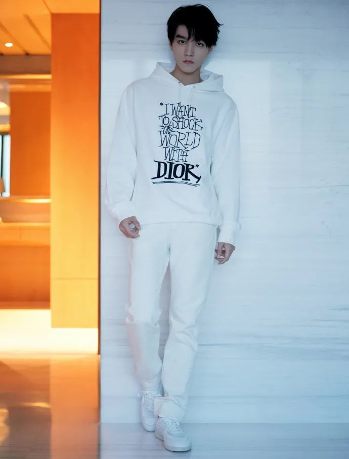 王俊凯|网爆王俊凯已经和时代峰峻续约，原因和TFBOYS兄弟情有关