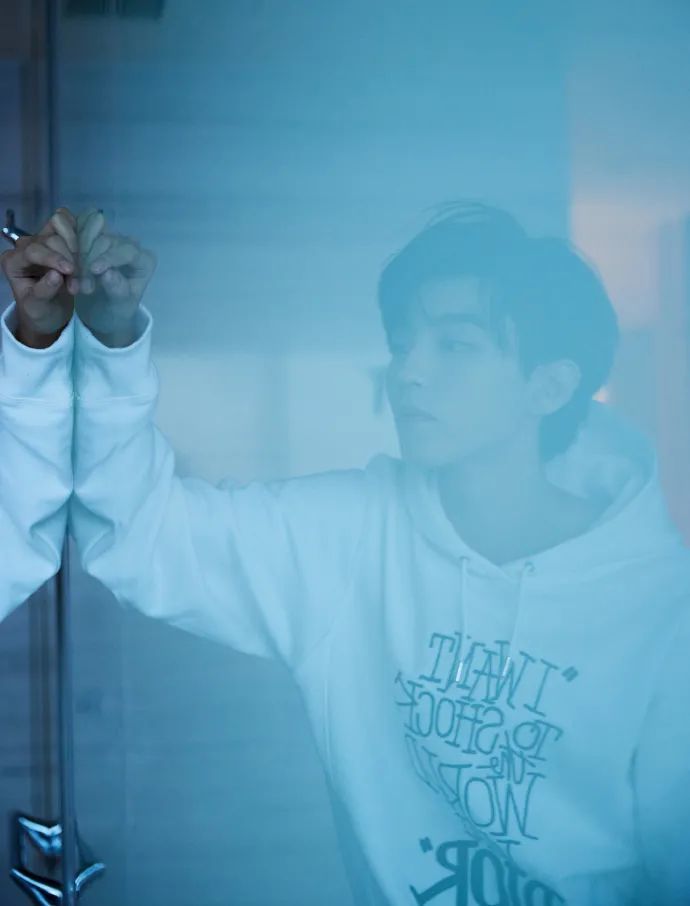 王俊凯|网爆王俊凯已经和时代峰峻续约，原因和TFBOYS兄弟情有关