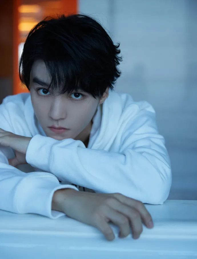 王俊凯|网爆王俊凯已经和时代峰峻续约，原因和TFBOYS兄弟情有关