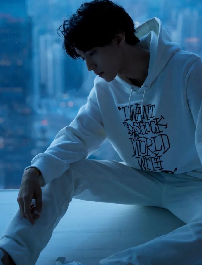 王俊凯|网爆王俊凯已经和时代峰峻续约，原因和TFBOYS兄弟情有关