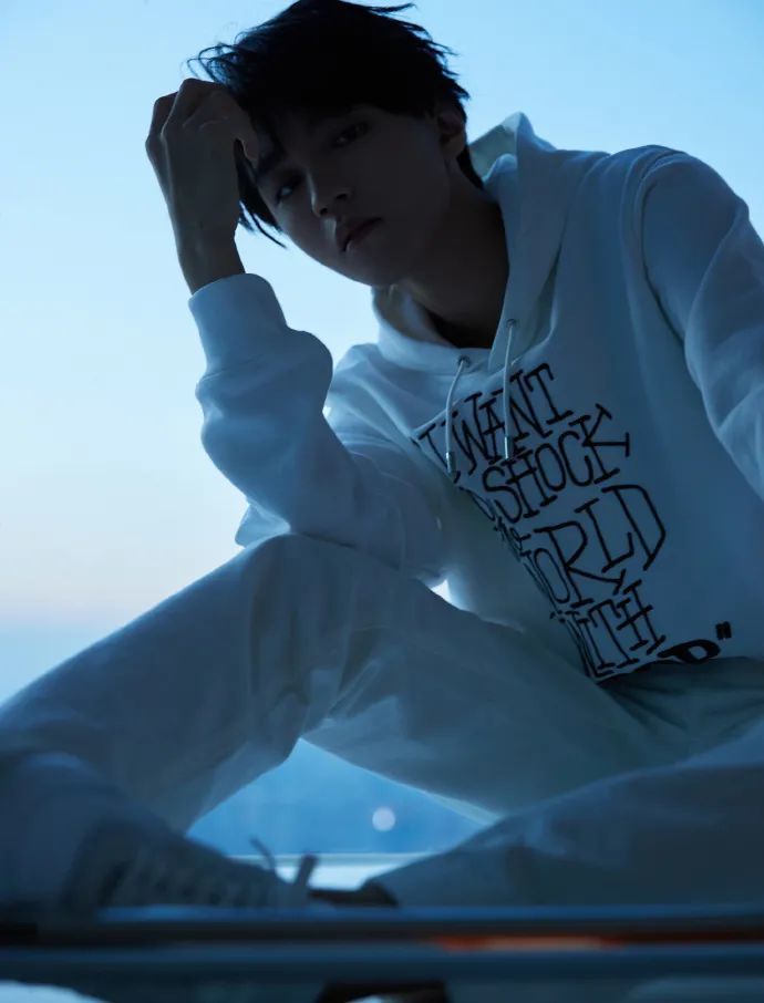 王俊凯|网爆王俊凯已经和时代峰峻续约，原因和TFBOYS兄弟情有关