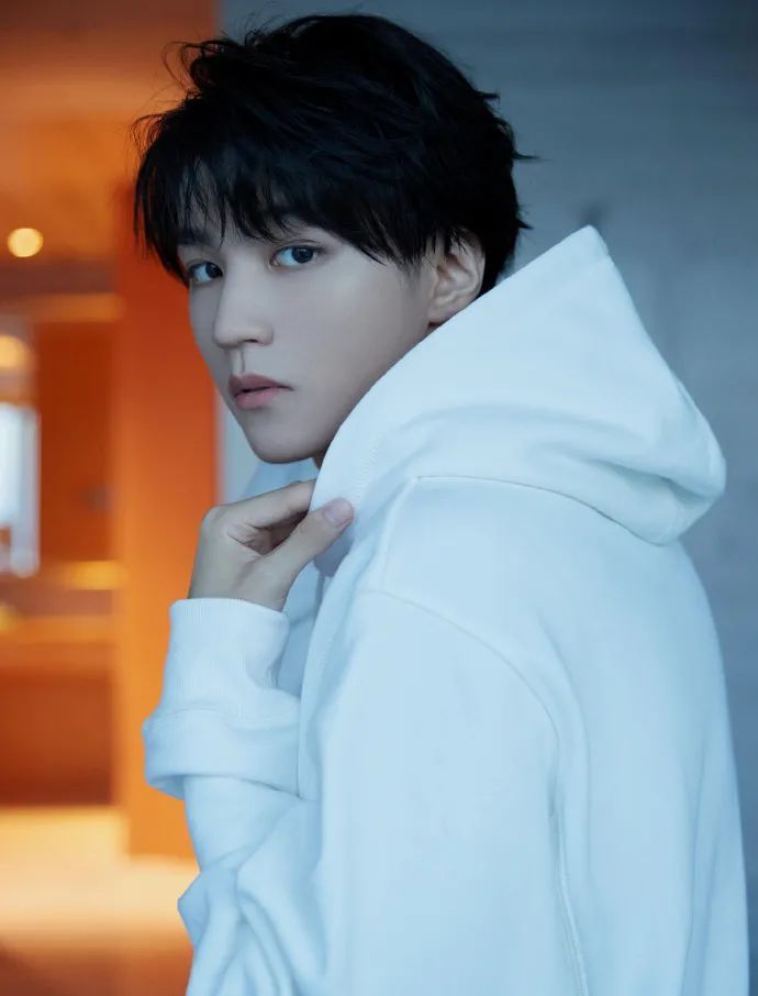 王俊凯|网爆王俊凯已经和时代峰峻续约，原因和TFBOYS兄弟情有关