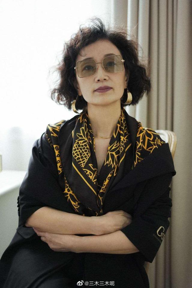 三木妈妈又美了,西装内搭丝巾优雅高贵,不愧是五六十岁妈妈典范