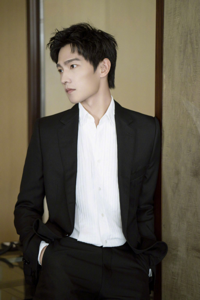 如果是日常穿着的话,黑色西装外套看起来过于正式,所以杨洋穿了一件格