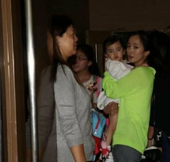 刘恺威|刘恺威复工！只身一人拿行李现身机场，肉眼可见的消瘦，遇粉丝亲切打招呼