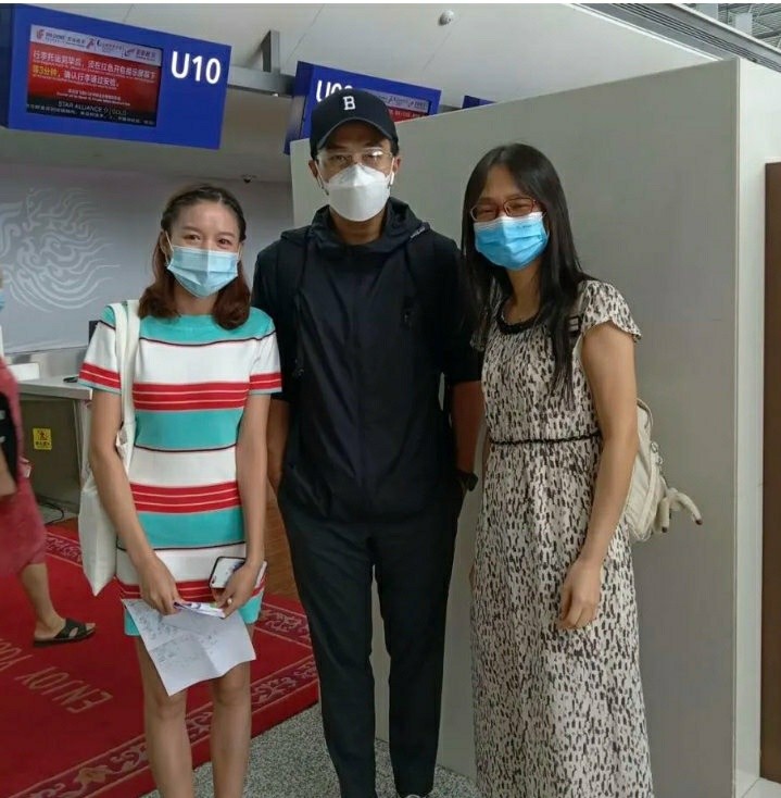 刘恺威|刘恺威复工！只身一人拿行李现身机场，肉眼可见的消瘦，遇粉丝亲切打招呼