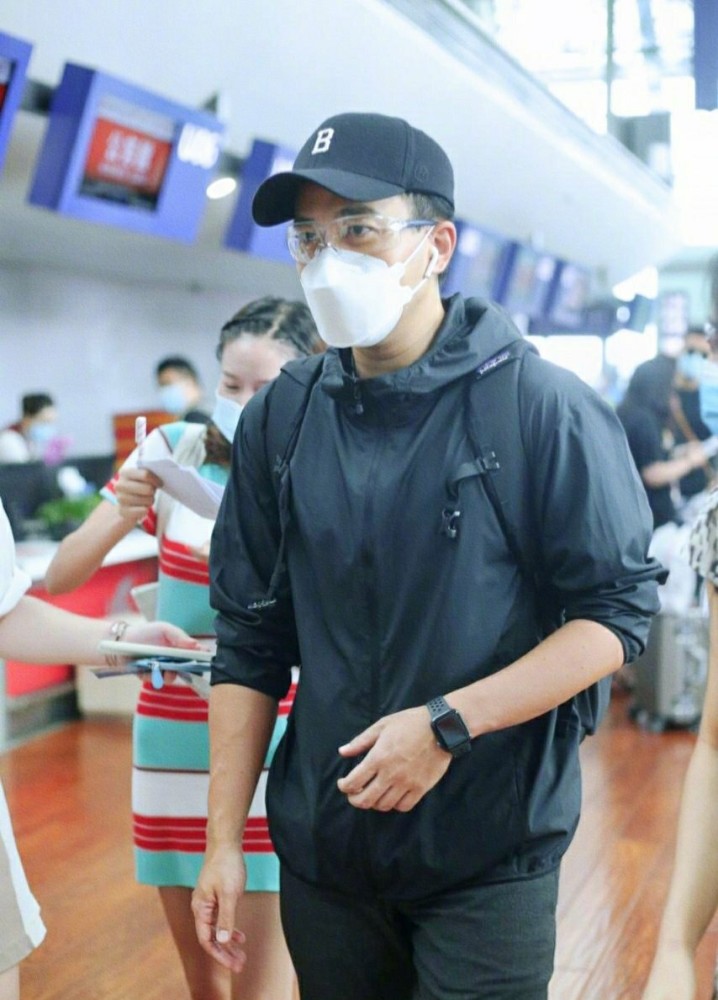 刘恺威|刘恺威复工！只身一人拿行李现身机场，肉眼可见的消瘦，遇粉丝亲切打招呼