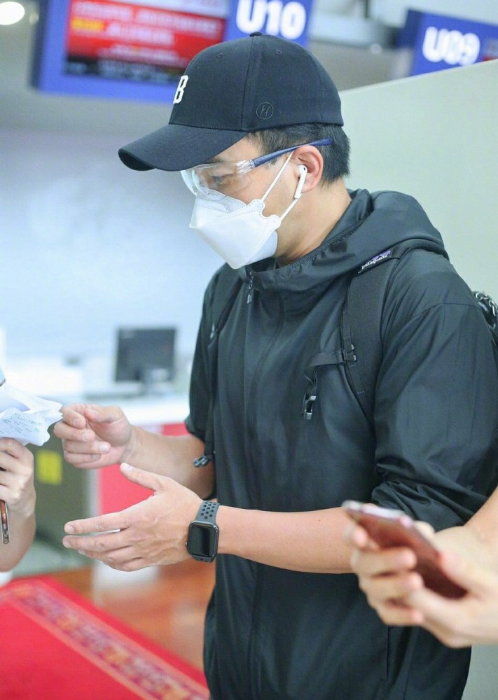 刘恺威|刘恺威复工！只身一人拿行李现身机场，肉眼可见的消瘦，遇粉丝亲切打招呼