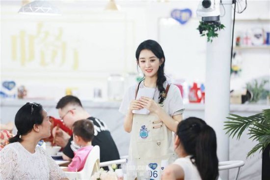 赵丽颖|赵丽颖街头拍戏被围观仍一秒入戏，格子裤配白袜黑拖鞋显土气