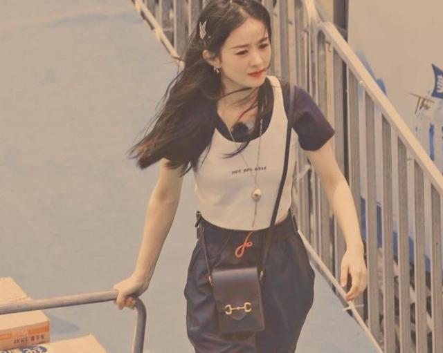 赵丽颖|赵丽颖街头拍戏被围观仍一秒入戏，格子裤配白袜黑拖鞋显土气