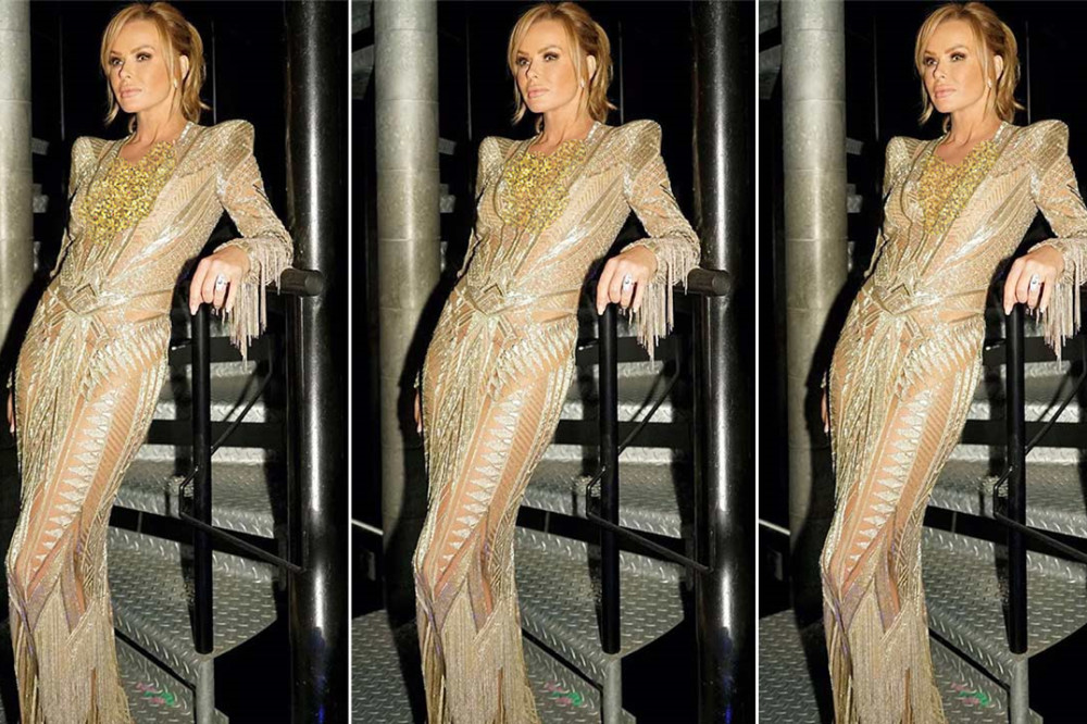 49岁演员阿曼达·霍尔顿录制达人秀,金色镂空长裙惊艳全场_腾讯新闻