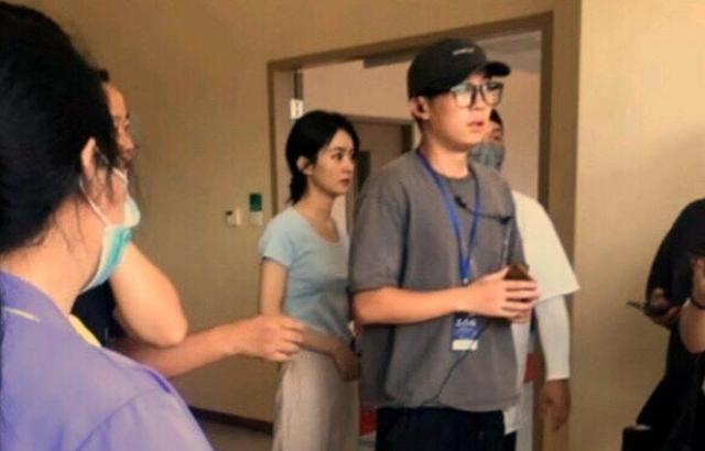 赵丽颖|赵丽颖街头拍戏被围观仍一秒入戏，格子裤配白袜黑拖鞋显土气