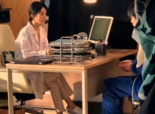 赵丽颖|赵丽颖街头拍戏被围观仍一秒入戏，格子裤配白袜黑拖鞋显土气