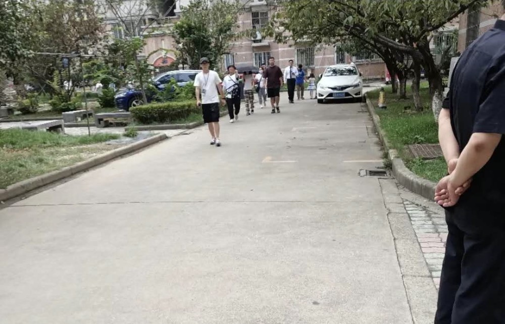 赵丽颖|赵丽颖街头拍戏被围观仍一秒入戏，格子裤配白袜黑拖鞋显土气