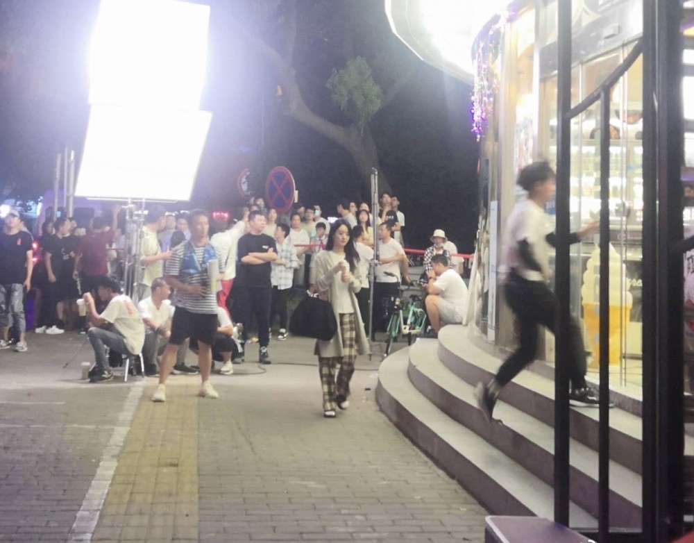 赵丽颖|赵丽颖街头拍戏被围观仍一秒入戏，格子裤配白袜黑拖鞋显土气