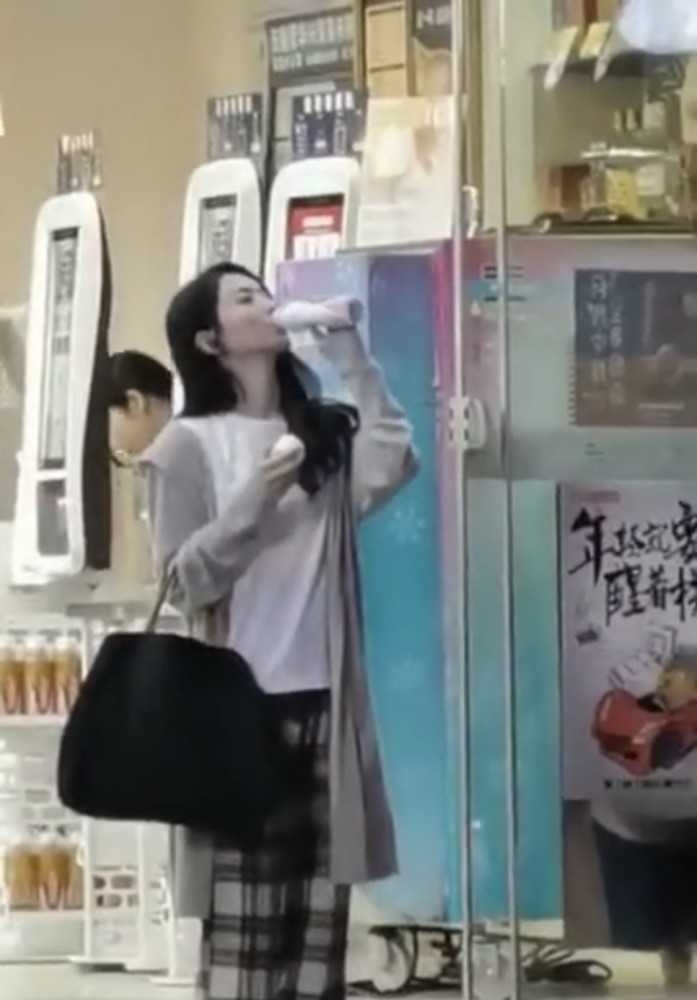 赵丽颖|赵丽颖街头拍戏被围观仍一秒入戏，格子裤配白袜黑拖鞋显土气