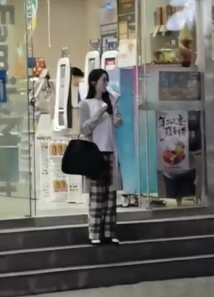 赵丽颖|赵丽颖街头拍戏被围观仍一秒入戏，格子裤配白袜黑拖鞋显土气
