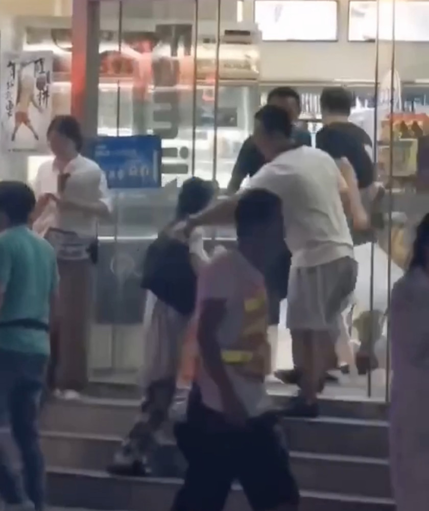 赵丽颖|赵丽颖街头拍戏被围观仍一秒入戏，格子裤配白袜黑拖鞋显土气