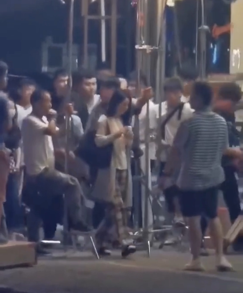赵丽颖|赵丽颖街头拍戏被围观仍一秒入戏，格子裤配白袜黑拖鞋显土气
