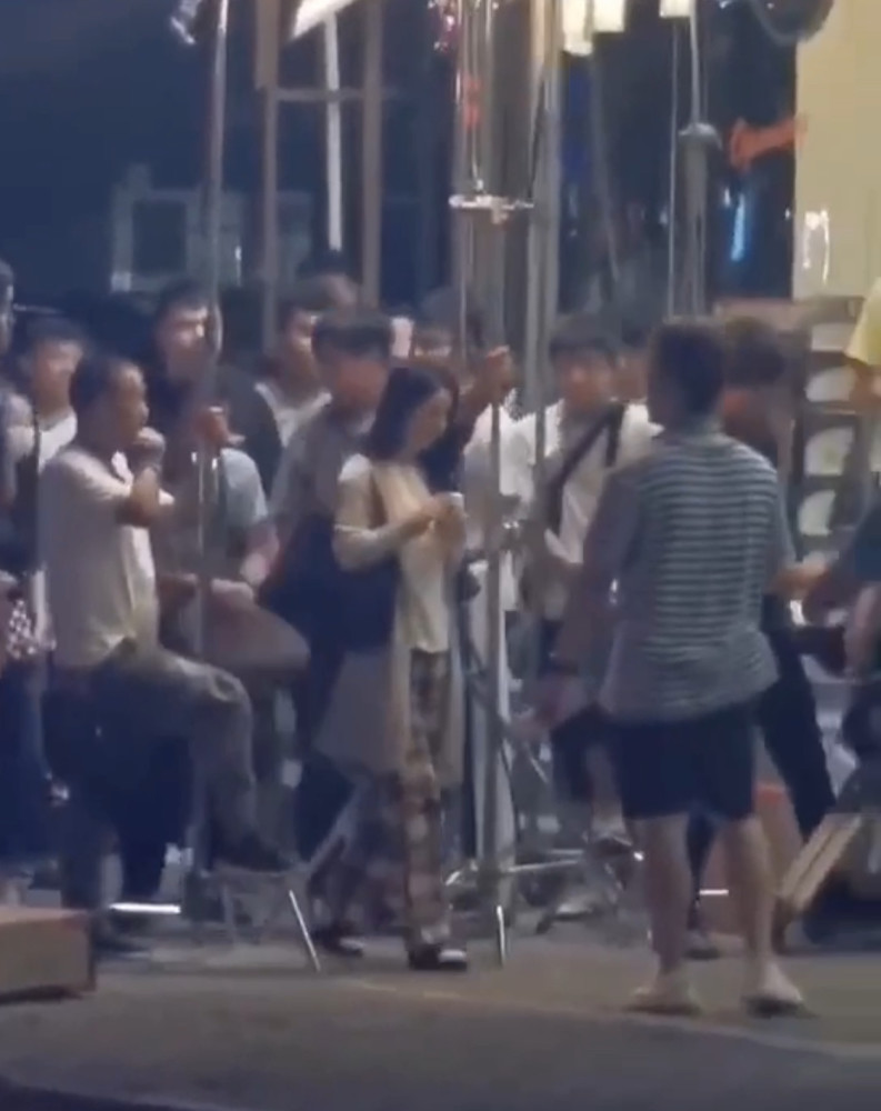 赵丽颖|赵丽颖街头拍戏被围观仍一秒入戏，格子裤配白袜黑拖鞋显土气