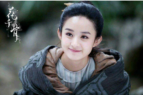 赵丽颖|赵丽颖街头拍戏被围观仍一秒入戏，格子裤配白袜黑拖鞋显土气