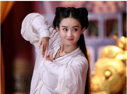 赵丽颖|赵丽颖街头拍戏被围观仍一秒入戏，格子裤配白袜黑拖鞋显土气