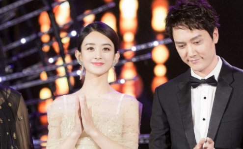 赵丽颖|赵丽颖街头拍戏被围观仍一秒入戏，格子裤配白袜黑拖鞋显土气