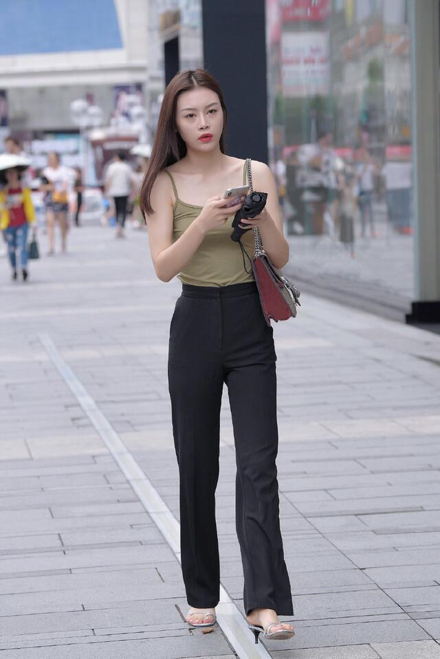 美女街拍:小姐姐穿休闲自然的垂感裤,显得自信又大气,也展现几分优雅
