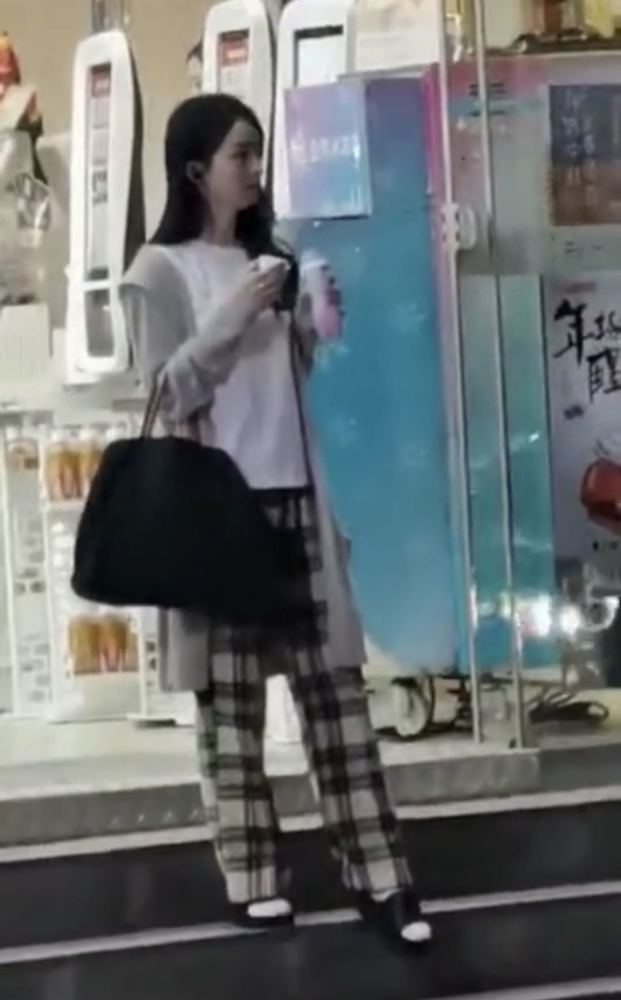 赵丽颖|赵丽颖街头拍戏被围观仍一秒入戏，格子裤配白袜黑拖鞋显土气