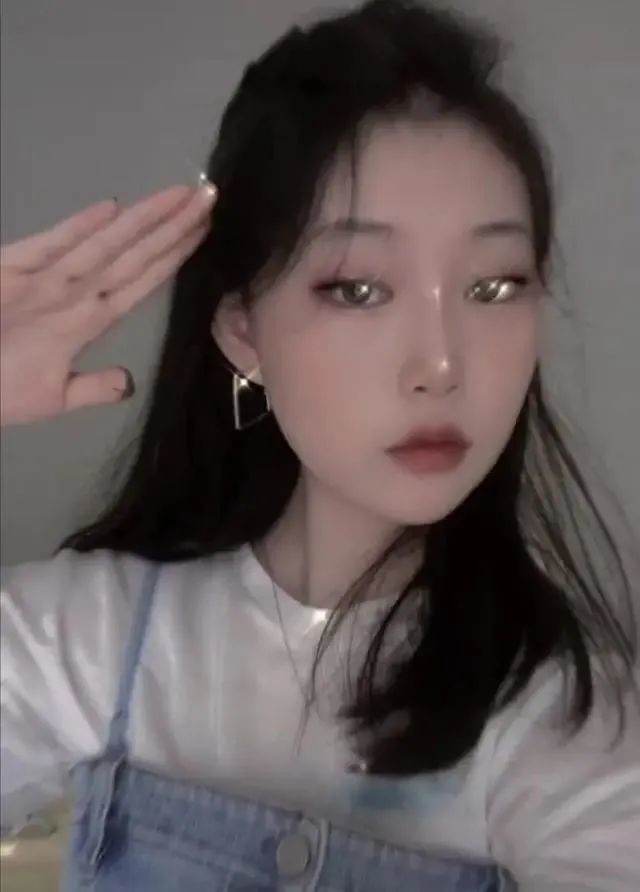 小沈阳|小沈阳12岁女儿近照大变样，脸型鼻子是女神级别，眼睛却像爸爸