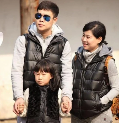 小沈阳|小沈阳12岁女儿近照大变样，脸型鼻子是女神级别，眼睛却像爸爸