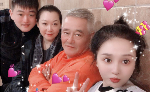 小沈阳|小沈阳12岁女儿近照大变样，脸型鼻子是女神级别，眼睛却像爸爸