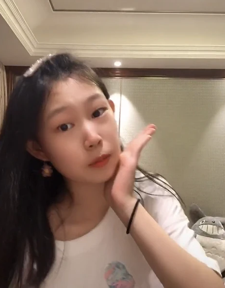 小沈阳|小沈阳12岁女儿近照大变样，脸型鼻子是女神级别，眼睛却像爸爸