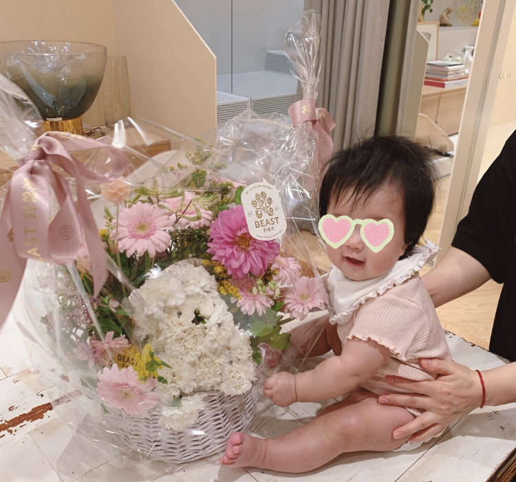 张子萱|张子萱晒出游美照，全程活泼似少女，俩娃辣妈身材丝毫不输