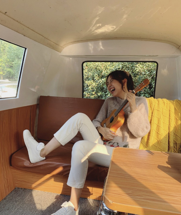 张子萱|张子萱晒出游美照，全程活泼似少女，俩娃辣妈身材丝毫不输