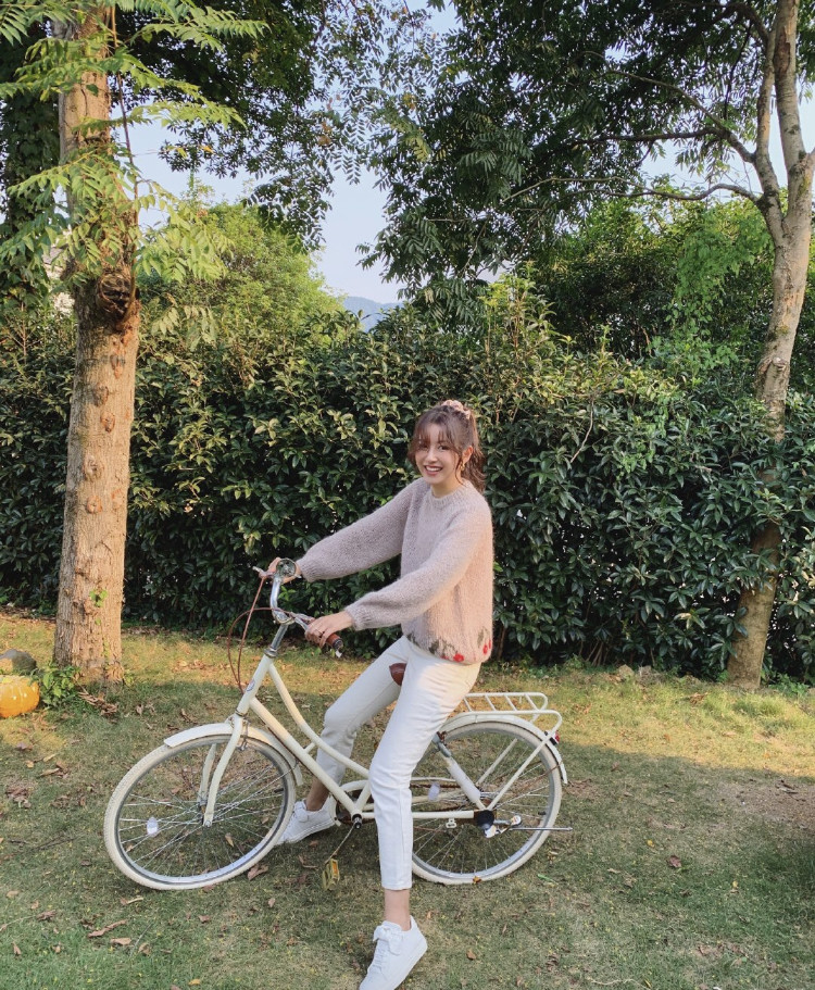 张子萱|张子萱晒出游美照，全程活泼似少女，俩娃辣妈身材丝毫不输