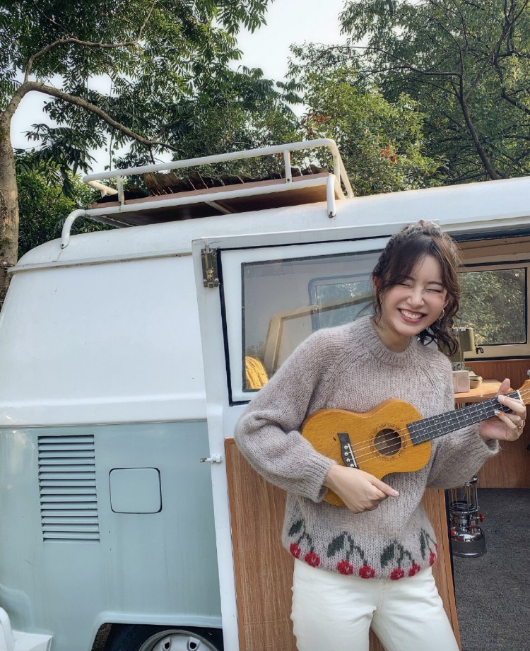 张子萱|张子萱晒出游美照，全程活泼似少女，俩娃辣妈身材丝毫不输