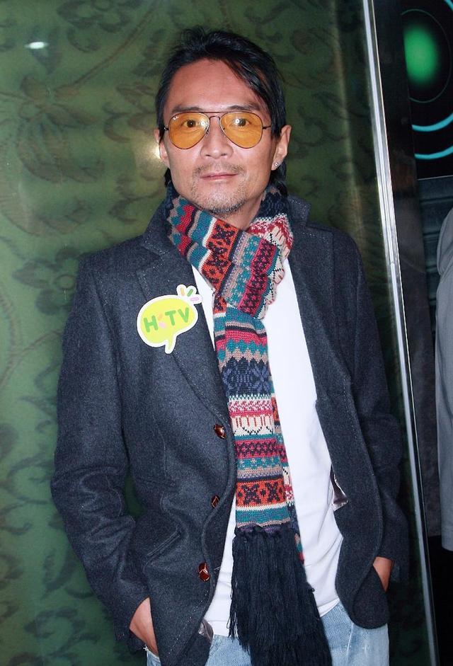 54岁林利羡慕吕方做父亲,无忧老来生育,与嫩妻有共