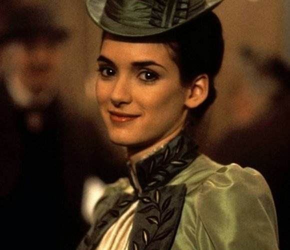 他的妻子伊丽莎白悲痛欲绝,投河自杀,凯旋回国的德古拉只看到了妻子