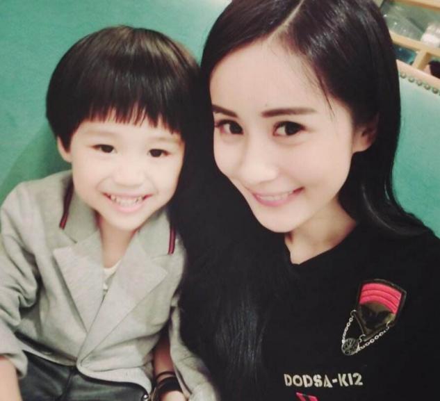 时候,韦雪就和孩子一起回国,想要凭借着这个已经长大的孩子和秦奋结婚