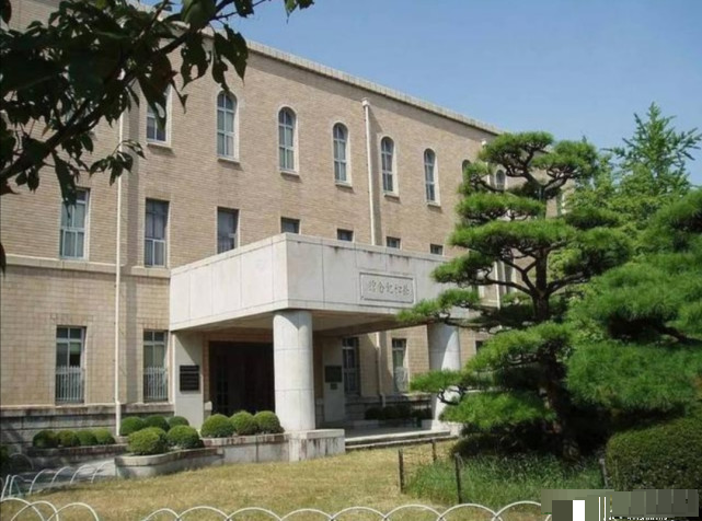 大学毕业后,石平向学校表示希望能够出国深造,学校在了解石平家里的