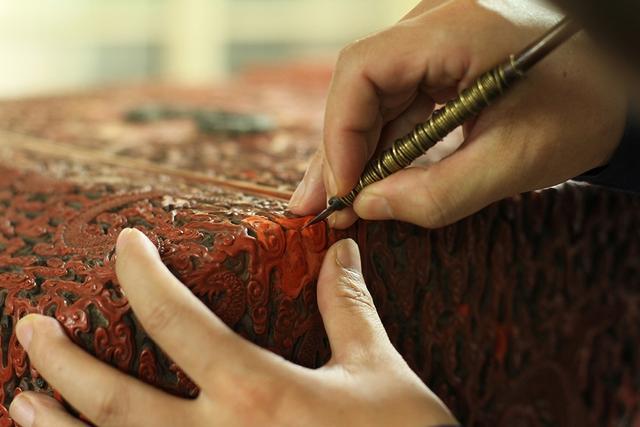 于正修文物的男人破碎终会被修复放下执念听从内心声音