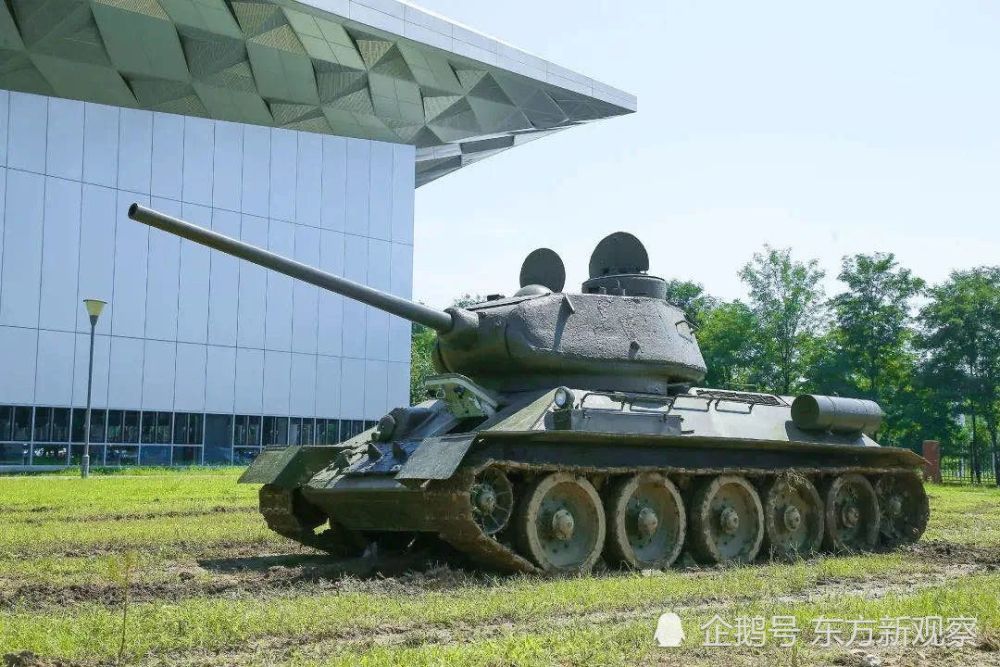 北京|奇观，二战著名T-34坦克现身北京校园，机动表演引众人围观