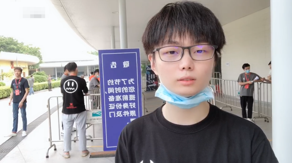 寂然拍下三位顶级边路的合影却不料暴露了自己的真实身高粉丝注意休息