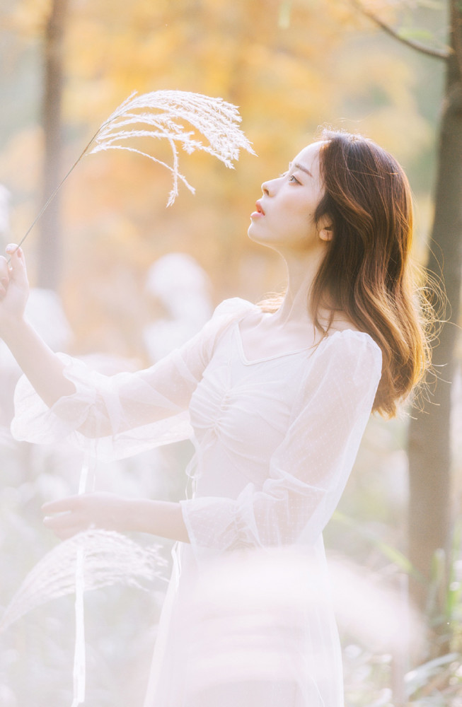 白色连衣裙长发气质美女,仙气飘飘