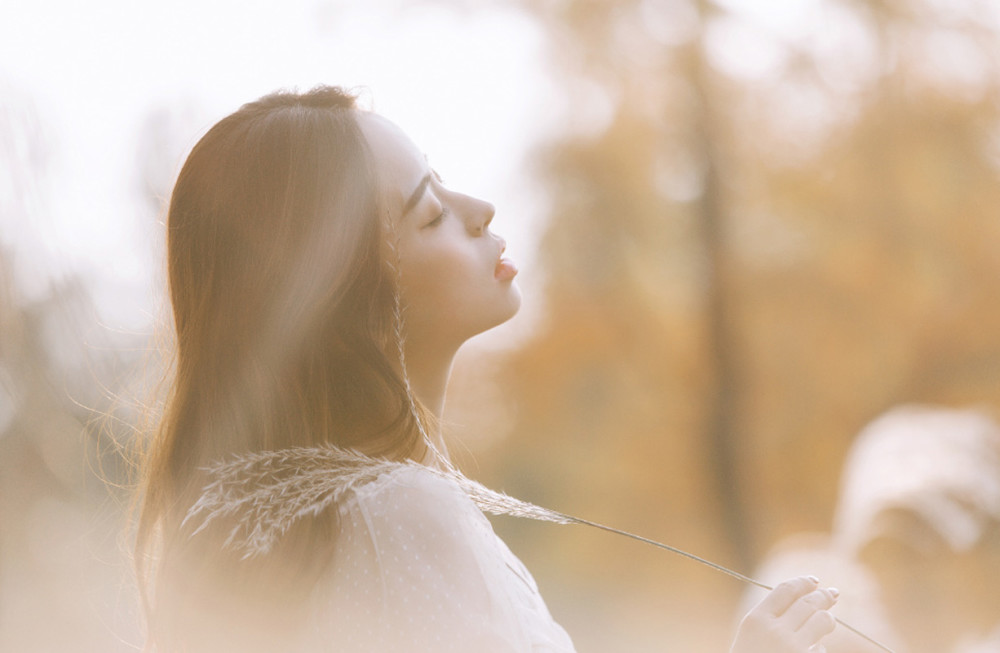 白色连衣裙长发气质美女,仙气飘飘