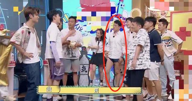 王耀庆|46岁王耀庆穿超短裤被吐槽，粉丝回应凭什么超短只有女生能穿？