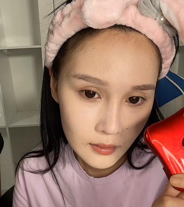 赵本山|赵本山女儿罕亮相！无美颜出镜撞脸张馨予，眼窝凹陷与精修差别大