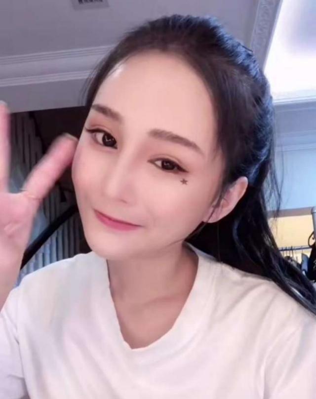 赵本山|赵本山女儿罕亮相！无美颜出镜撞脸张馨予，眼窝凹陷与精修差别大